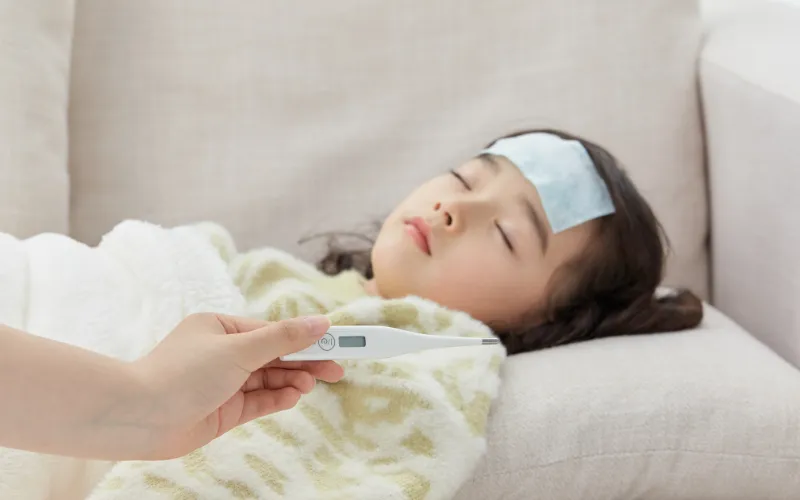 Dùng miếng dán hạ sốt để hạ nhiệt an toàn cho bé
